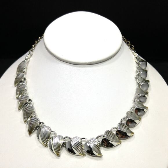 Vintage 1950s Signed Heart Leaves Choker Necklace, Rhodium Plated - Picture 3 of 10